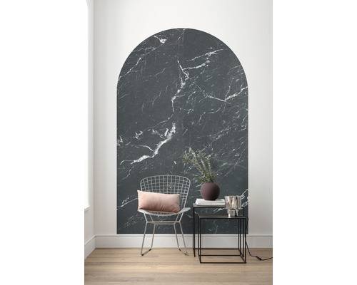 Cameră de zi cu autocolant de perete din marmură în formă de arc, scaun și măsuță laterală