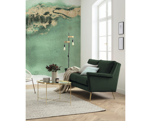Living luminos cu canapea verde, măsuță de cafea și tapet cu model