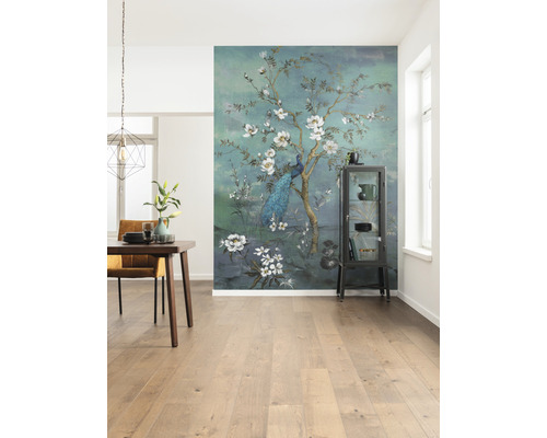 Cameră de zi cu fototapet cu motive de păuni și flori