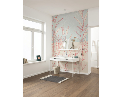 Baie cu chiuvetă, oglindă și tapet cu model de plante