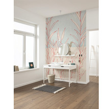 Baie cu tapet floral, lavoar și oglindă