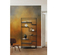 Living modern cu raft negru și obiecte decorative