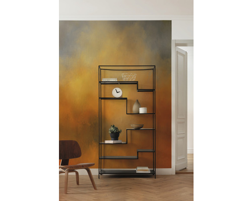 Living modern cu raft negru și obiecte decorative