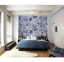 Dormitor cu tapet cu model, pat și radiator