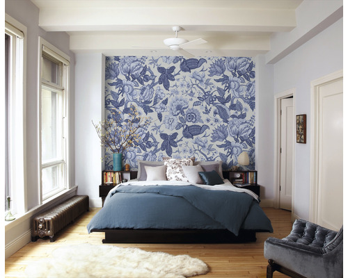 Dormitor cu tapet cu model, pat și radiator