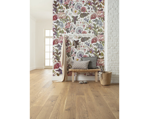 Cameră luminoasă cu tapet floral, podea din lemn, bancă și decorațiuni.