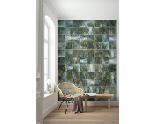 Decor de perete cu plăci pătrate, fotoliu din ratan și bancă din lemn într-o cameră