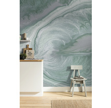 Spațiu de locuit cu tapet cu model, scaun și elemente de bucătărie