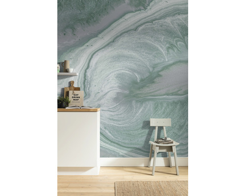 Spațiu de locuit cu tapet cu model, scaun și elemente de bucătărie