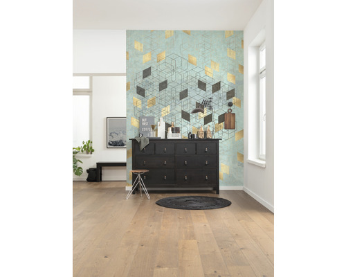 Living cu comoda, scaun și tapet geometric