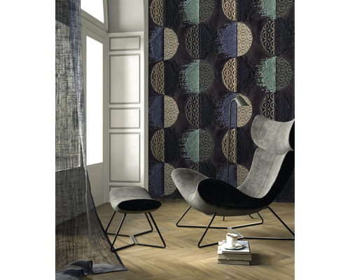 Cameră de zi cu fotoliu, taburet și panouri de perete cu design în semicerc