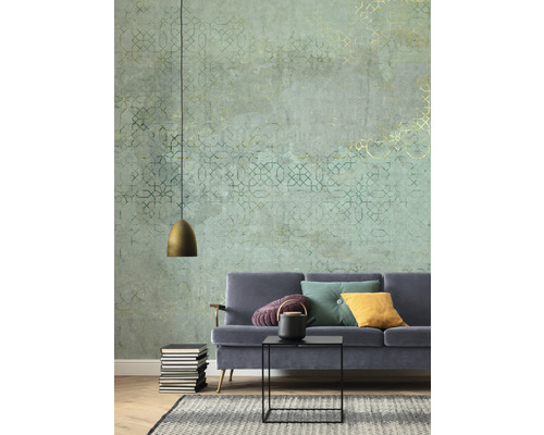 Un living cu tapet cu model, o canapea și elemente decorative.