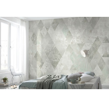 Dormitor luminos cu tapet geometric, pat și lampadar