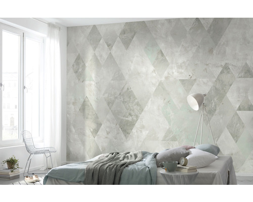 Dormitor luminos cu tapet geometric, pat și lampadar