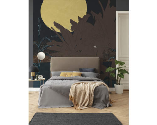 Dormitor cu pat, covor și tapet imprimat cu motiv vegetal