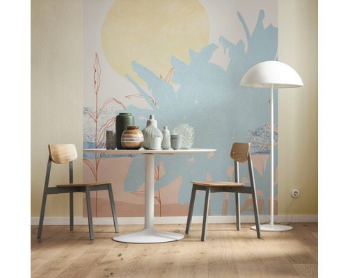 Sufragerie cu pictură murală modernă, masă, scaune și lampă de podea