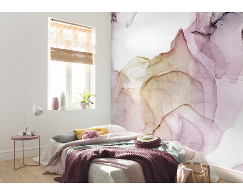 Dormitor cu pictură murală cu aspect de marmură, pat și noptieră