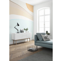 Cameră de zi luminoasă cu comodă, canapea de zi și design abstract pe perete pentru o ambianță prietenoasă.