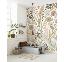 Cameră de copii cu tapet cu model de frunze, bancă, masă și plantă