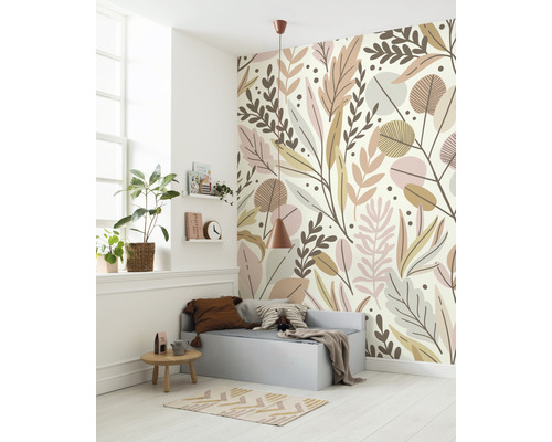 Cameră de copii cu tapet cu model de frunze, bancă, masă și plantă