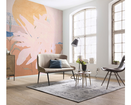 Living luminos cu tapet cu model, canapea și covor