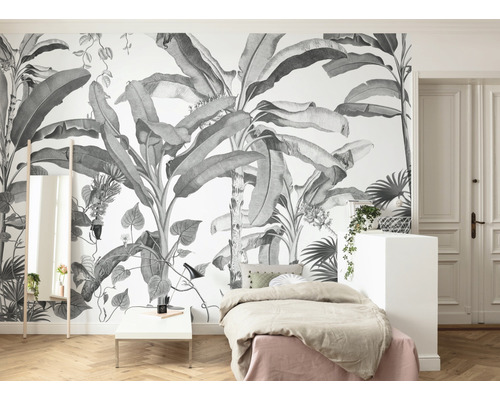 Dormitor cu fototapet tropical, pat și oglindă