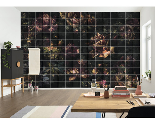 Cameră decorativă cu plăci de perete cu model floral.