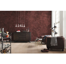 Cameră de zi cu design maro pe perete, comodă, fotolii și lampă de podea