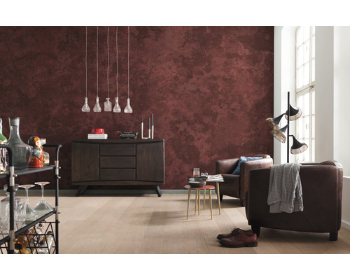 Cameră de zi cu design maro pe perete, comodă, fotolii și lampă de podea