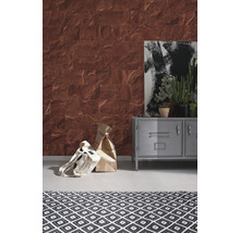 Cameră de zi cu tapet model cu aspect de piatră, dulap metalic, decorațiuni și covor