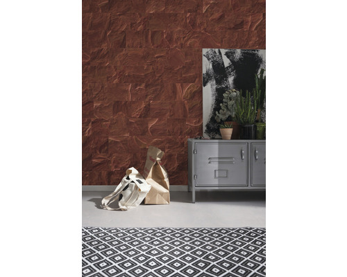 Cameră de zi cu tapet model cu aspect de piatră, dulap metalic, decorațiuni și covor