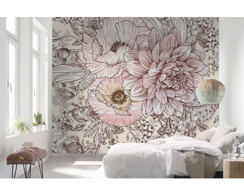Dormitor cu tapet floral de mari dimensiuni cu maci și dalii
