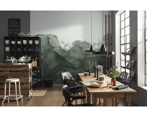 Scenă cu masă de sufragerie, scaune, raft și decorațiuni în fața unui perete cu tapet abstract.