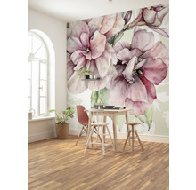 Sufragerie cu fototapet floral, podea din lemn și masă cu scaune