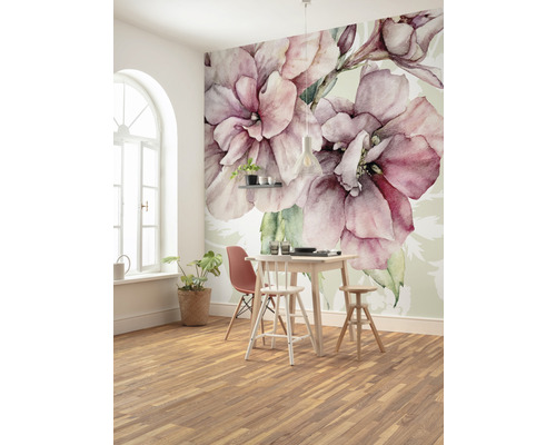 Sufragerie cu fototapet floral, podea din lemn și masă cu scaune