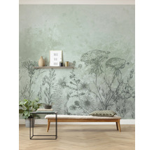 Decor de perete cu tapet floral, bancă și măsuță laterală într-o cameră luminoasă.