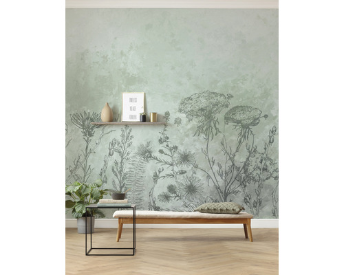 Decor de perete cu tapet floral, bancă și măsuță laterală într-o cameră luminoasă.