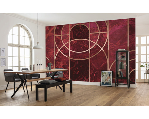 Living cu tapetă cu model, masă și scaune