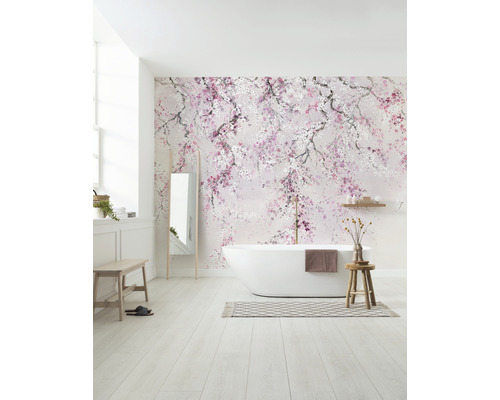 Baie cu tapet floral, cadă independentă și podea din lemn