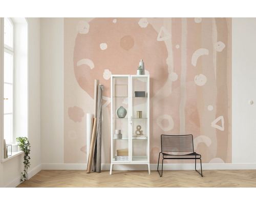 Cameră luminoasă cu tapet cu model, dulap de sticlă și scaun