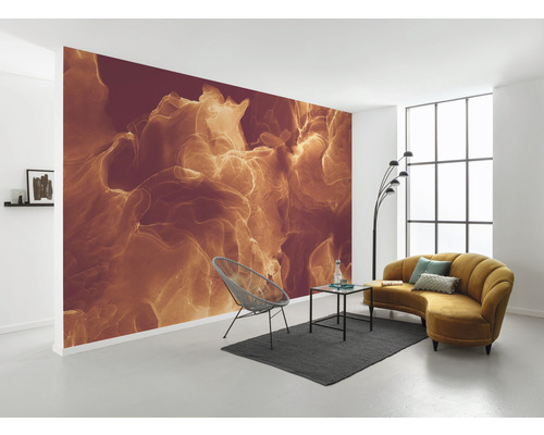 Cameră luminoasă cu fototapet cu model, fotoliu, covor și canapea.