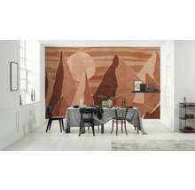 Sufragerie cu masă, scaune și fototapet cu motiv montan