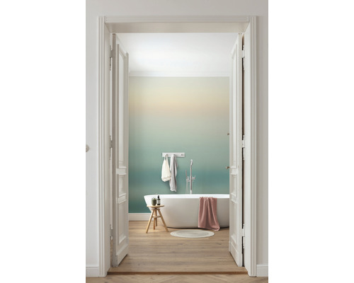 Baie cu cadă, taburet și podea din lemn în spatele unei uși albe deschise