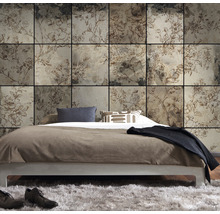 Dormitor cu panouri de perete cu model floral în spatele unui pat