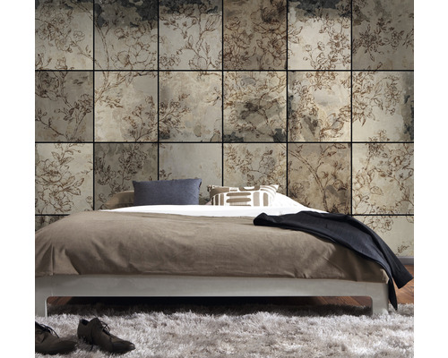 Dormitor cu panouri de perete cu model floral în spatele unui pat