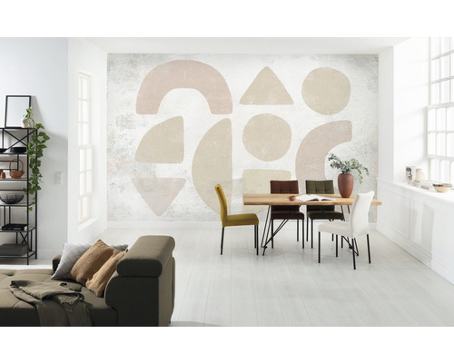 Living luminos cu canapea, masă și tapet geometric