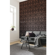 Cameră de zi cu placare de perete cu model, canapea și covor