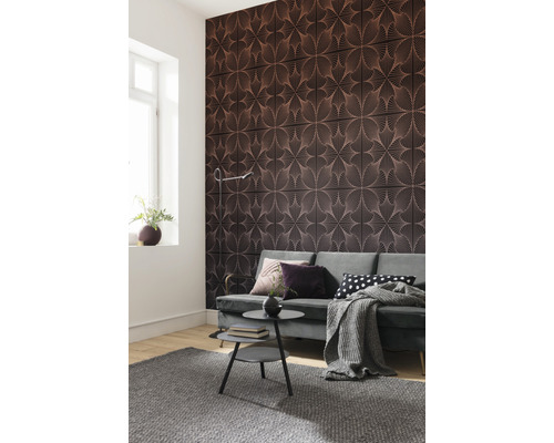 Cameră de zi cu placare de perete cu model, canapea și covor