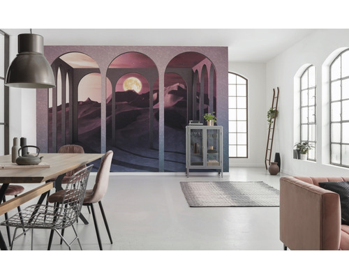 Cameră luminoasă cu fototapet deșert cu lună, masă de sufragerie, scaune, vitrină și canapea.
