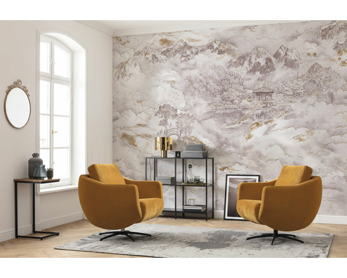 Cameră de zi cu două fotolii, tapet de perete cu peisaj montan și decorațiuni